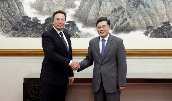 Elon Musk s-a întâlnit la Beijing cu ministrul de externe al Chinei. Tesla va construi o nouă fabrică de baterii pentru mașini electrice în Shanghai