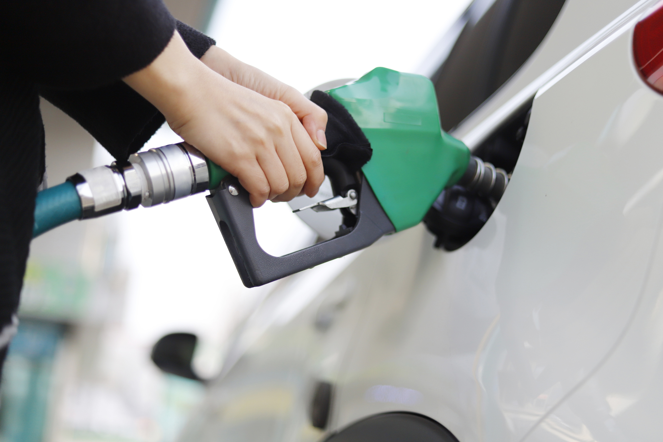 Petrolul se scumpește după ce Arabia Saudită a anunțat ieri că va reduce și mai mult producția începând de luna viitoare