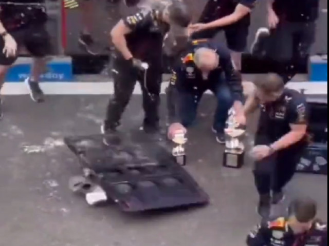 ”S-a spart din nou!”. Trofeul din Formula 1 a fost făcut ”praf” iar! Max Verstappen, reacție virală