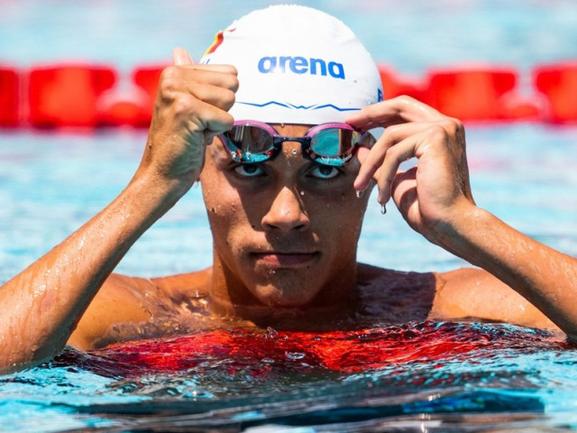 David Popovici, în semifinalele probei de 100 m liber, la Campionatele Mondiale. Azi luptă pentru finală