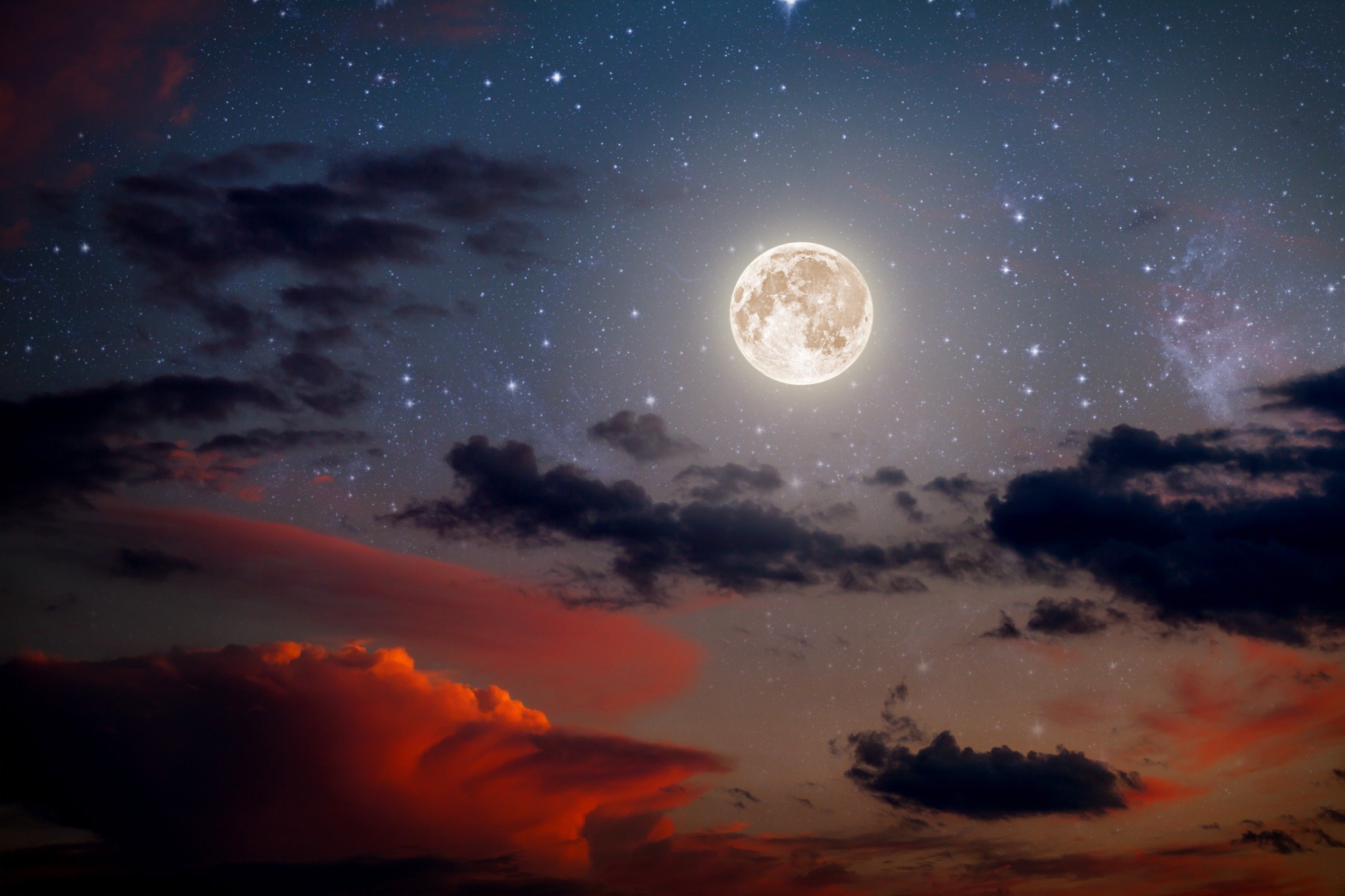 Luna Plină Din Data De 1 August 2023. Zodia Vărsătorului Aduce Noutăți și Surprize!