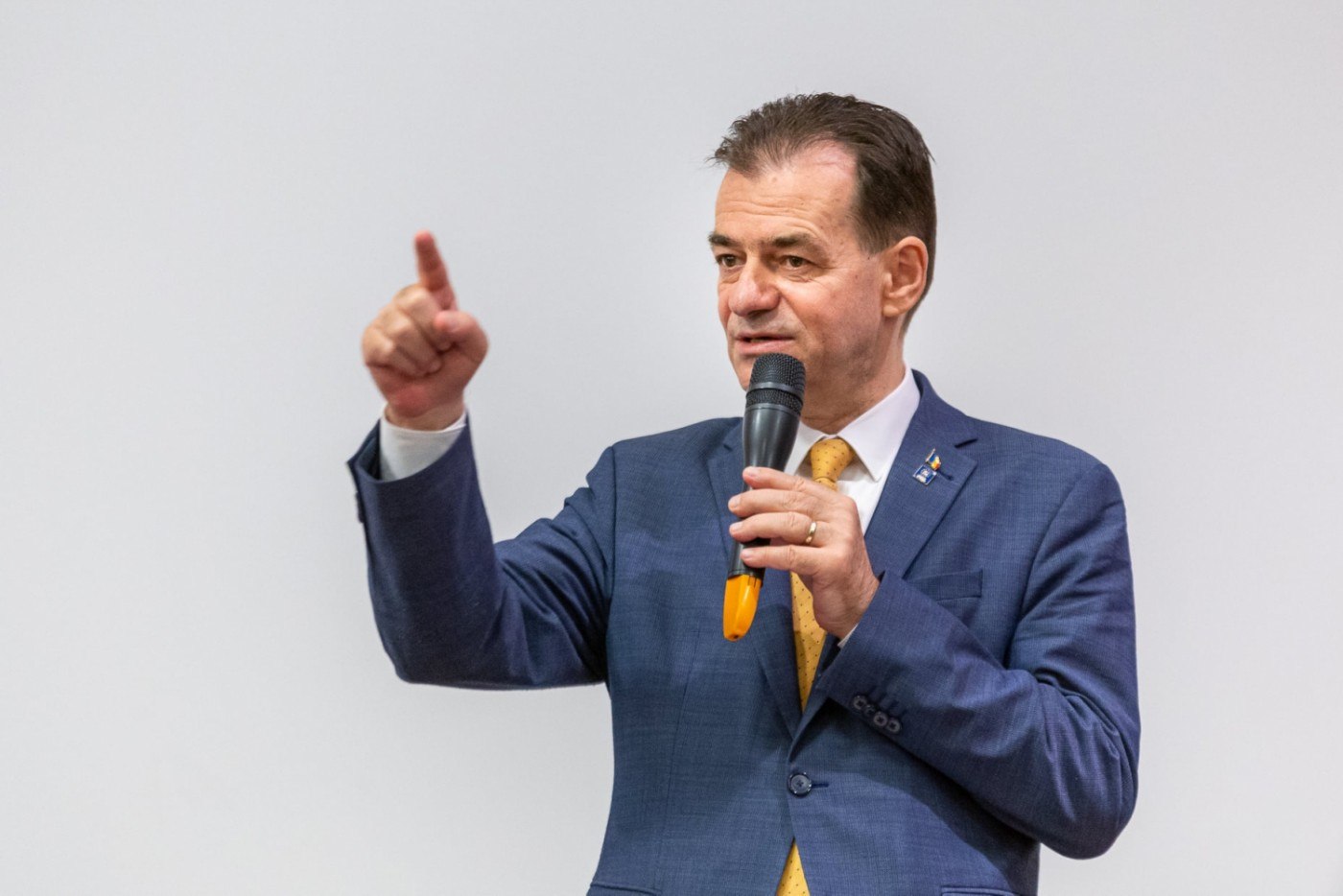 Ludovic Orban cere concedierea a 200.000 de bugetari şi eliminarea voucherelor de vacanţă