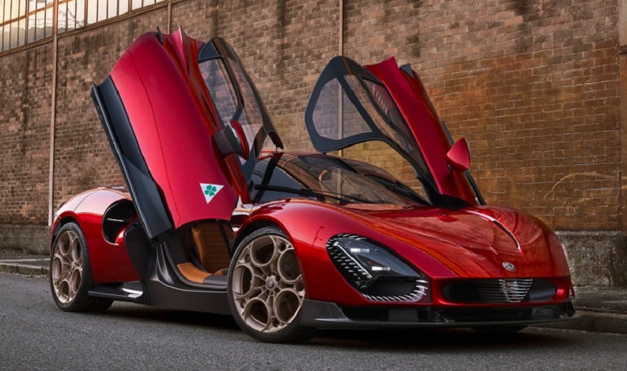 Alfa Romeo dezvăluie noul model 33 Stradale. Mașina are jante aurii și uși escamotabile de tip fluture