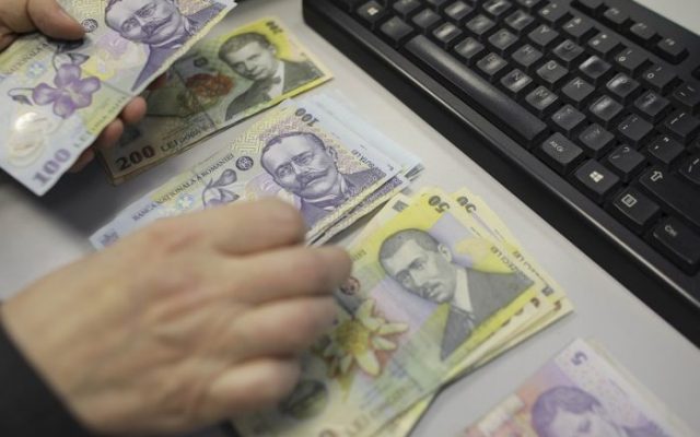 Nu toate-s la fel ca la mama acasă. Cum stă România la salarii