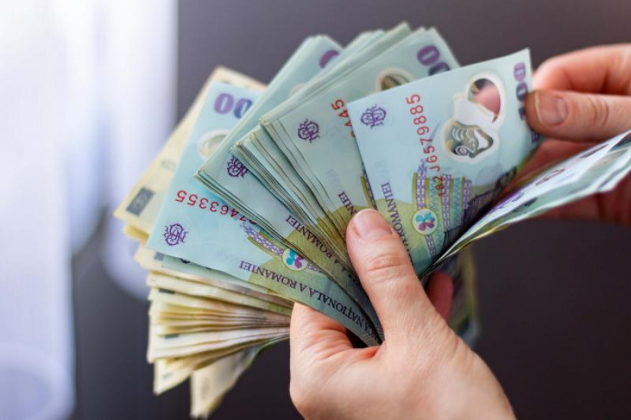 Pe ce cheltuie cei mai mulți bani familiile din fiecare județ? Bucureștenii alocă cele mai multe resurse financiare pentru îmbrăcăminte și medicamente