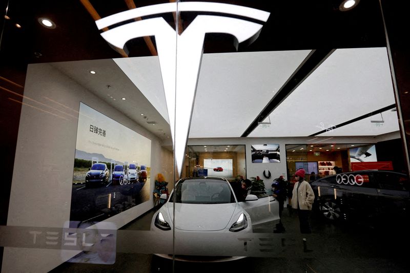 Bursele americane închid ultima ședință în scădere. Tesla raportează sub așteptări, venituri totale cu aproape 1 mld. $