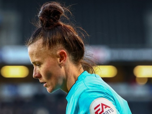 Decizie istorică în Premier League: ea este prima femeie care va arbitra un meci de la centru!