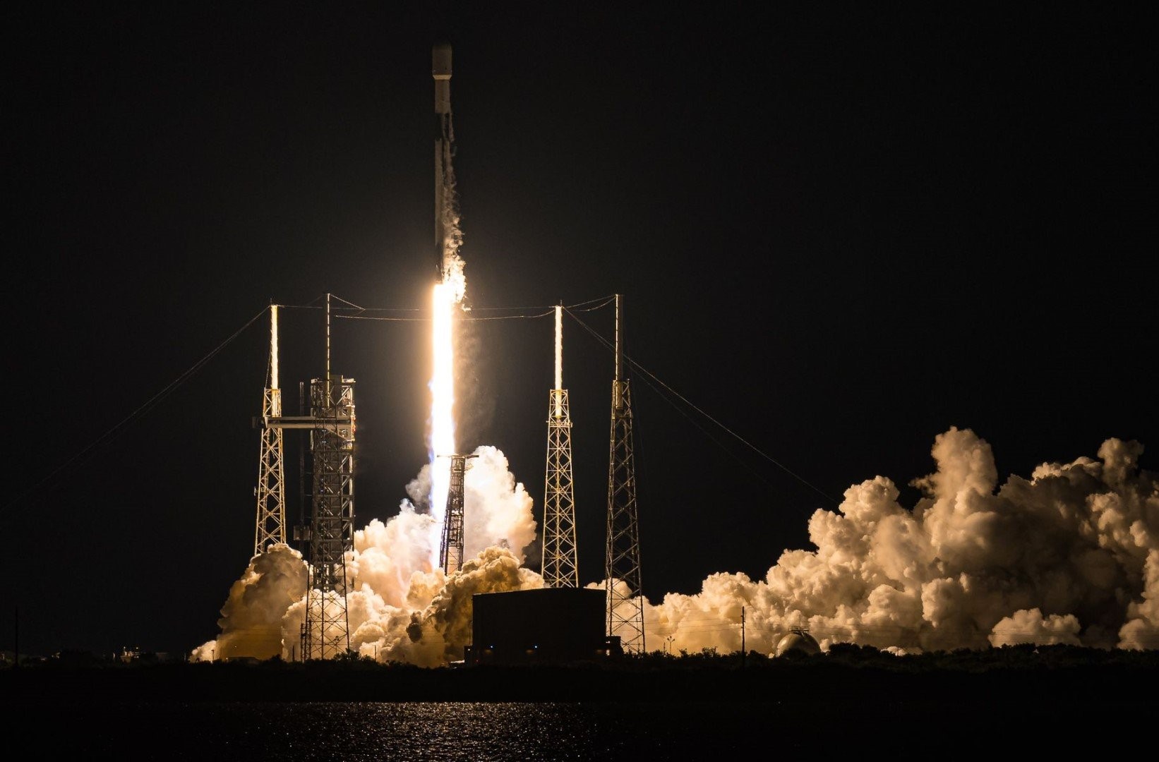 Amazon și SpaceX au încheiat un acord pentru lansarea de sateliți. Când ar urma să decoleze rachetele