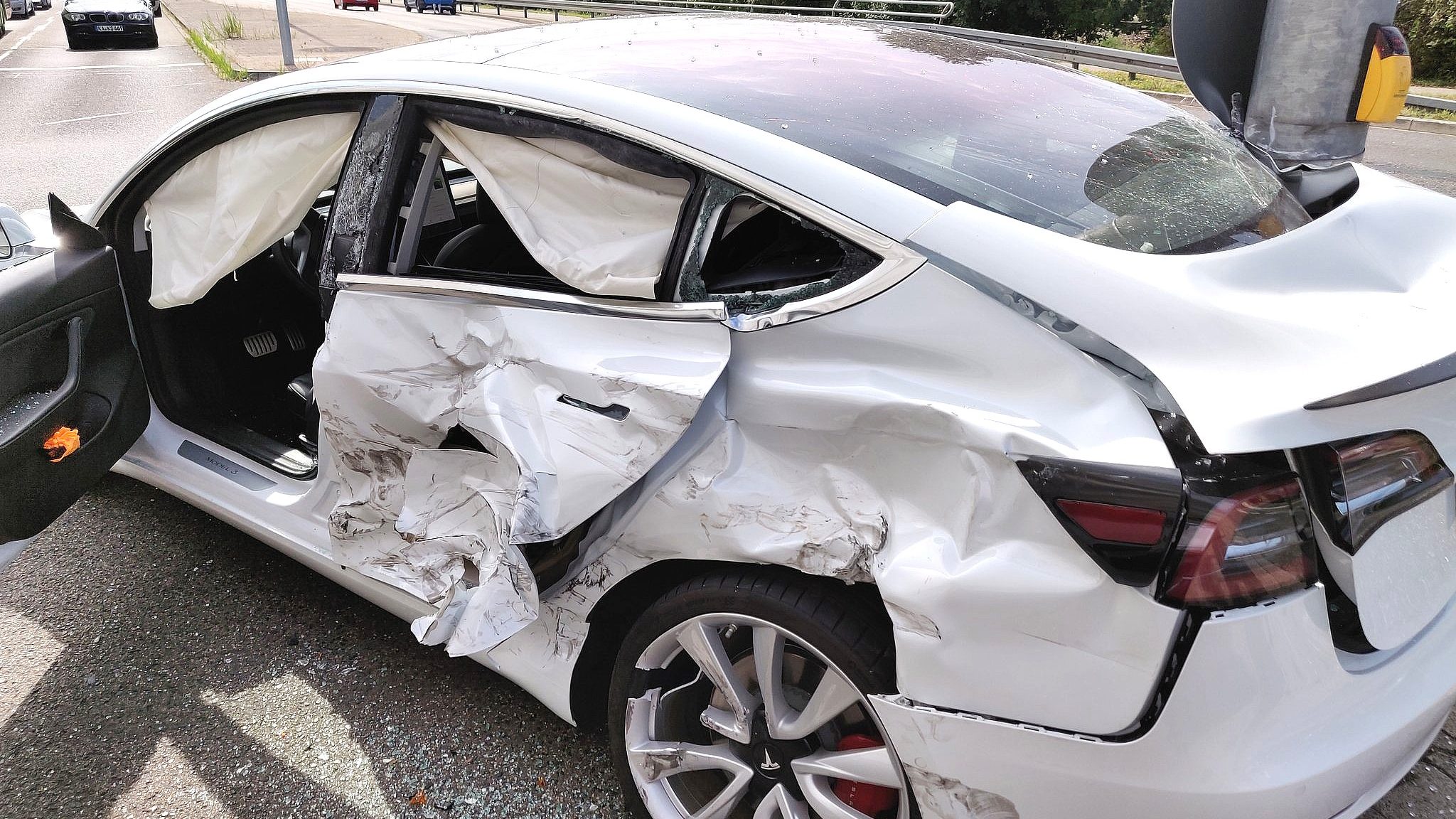 Tesla a rechemat milioane de vehicule din cauza accidentelor