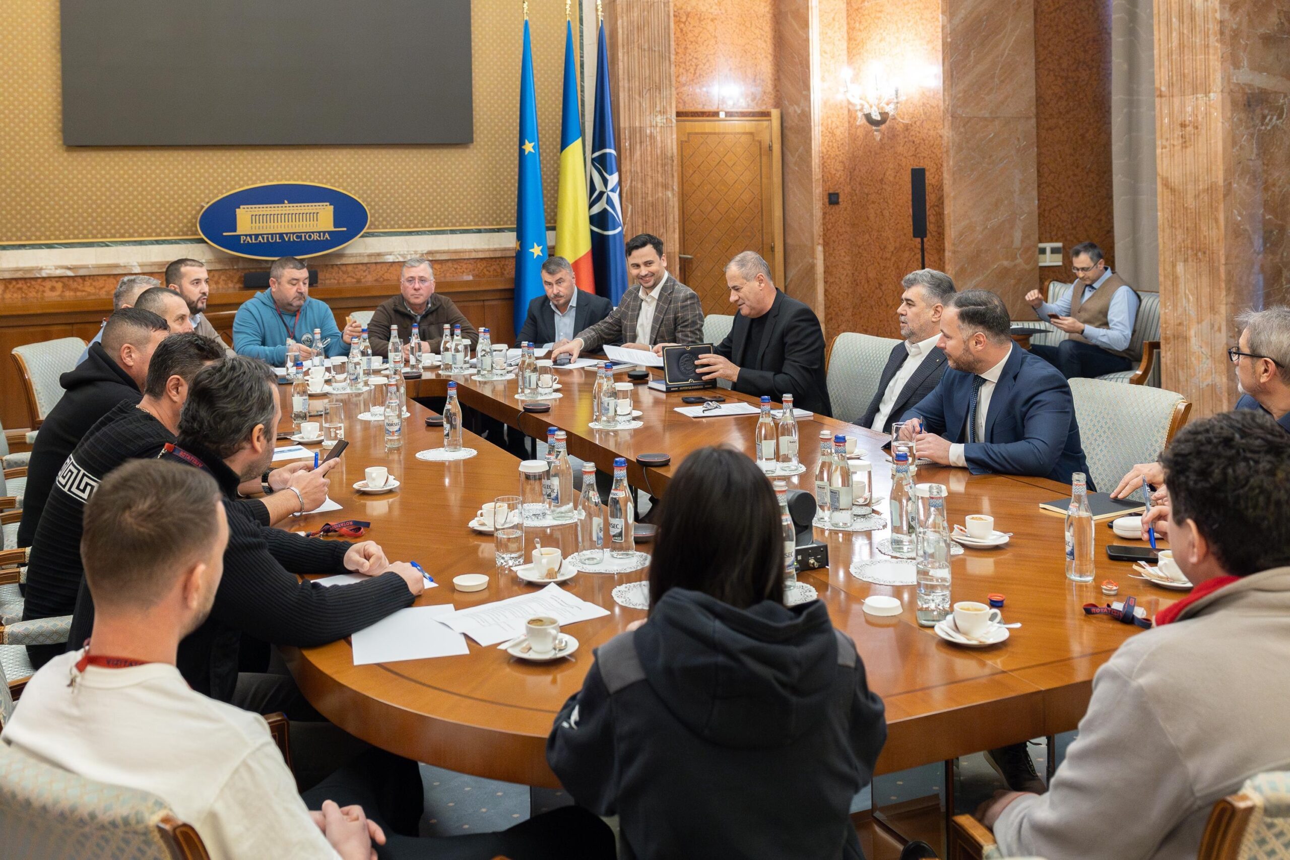 Concluziile întâlnirii dintre Ciolacu și protestatarii din transporturi și agricultură. Ce calendar au decis pentru rezolvarea problemelor