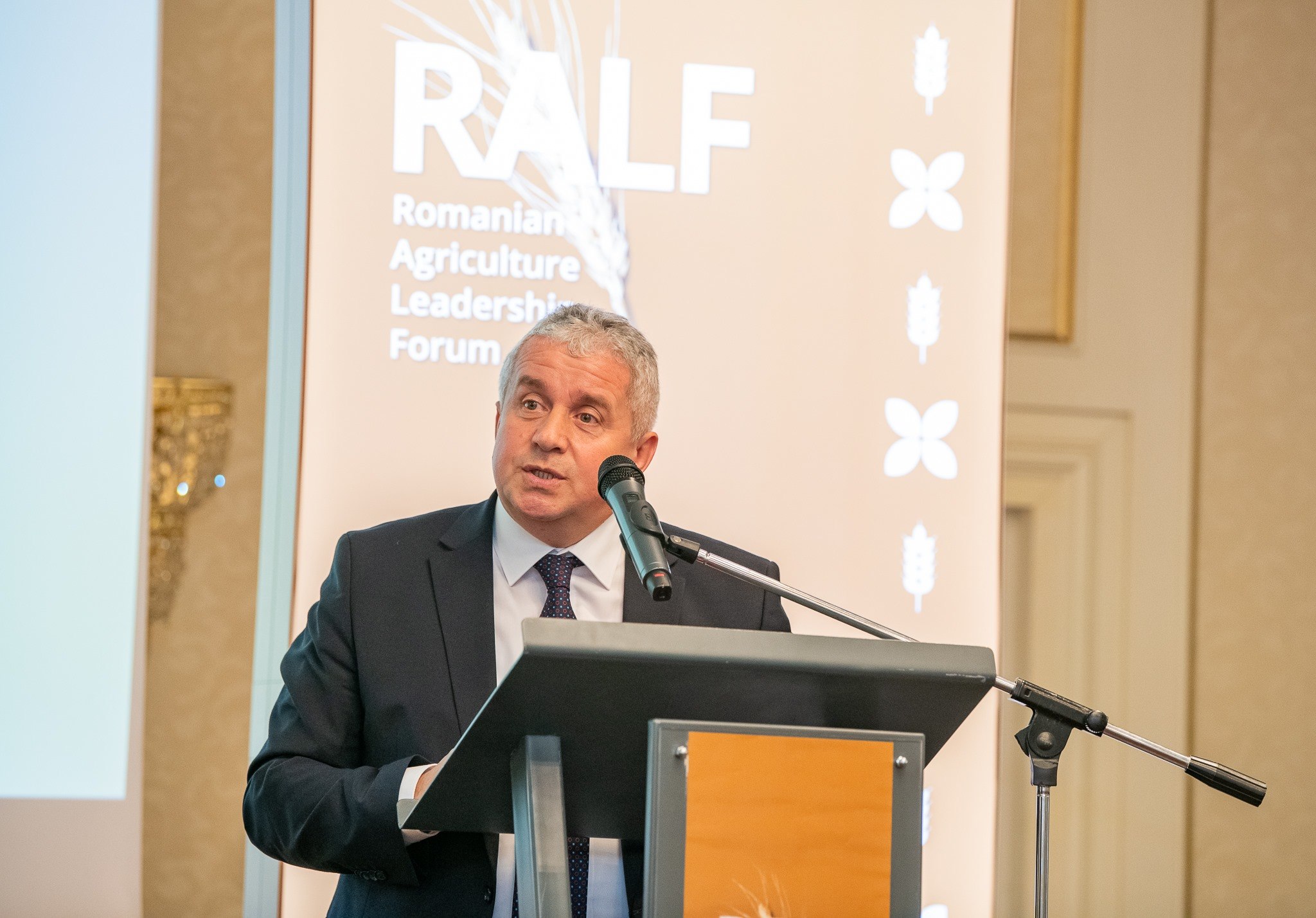 Dezbatere cu scântei în Parlamentul European pe tema fermierilor ieșiți în stradă. Comisarul pe agricultură, pus la colț