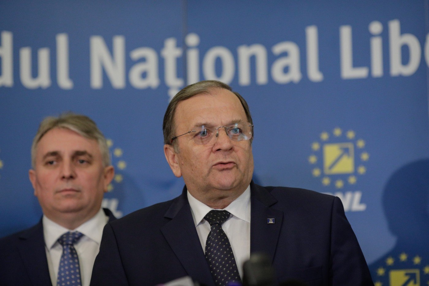 Cu mandatele pe masă. Flutur îl provoacă pe Simion să candideze la șefia CJ Suceava. Perdantul ar urma să plece definitiv din politică