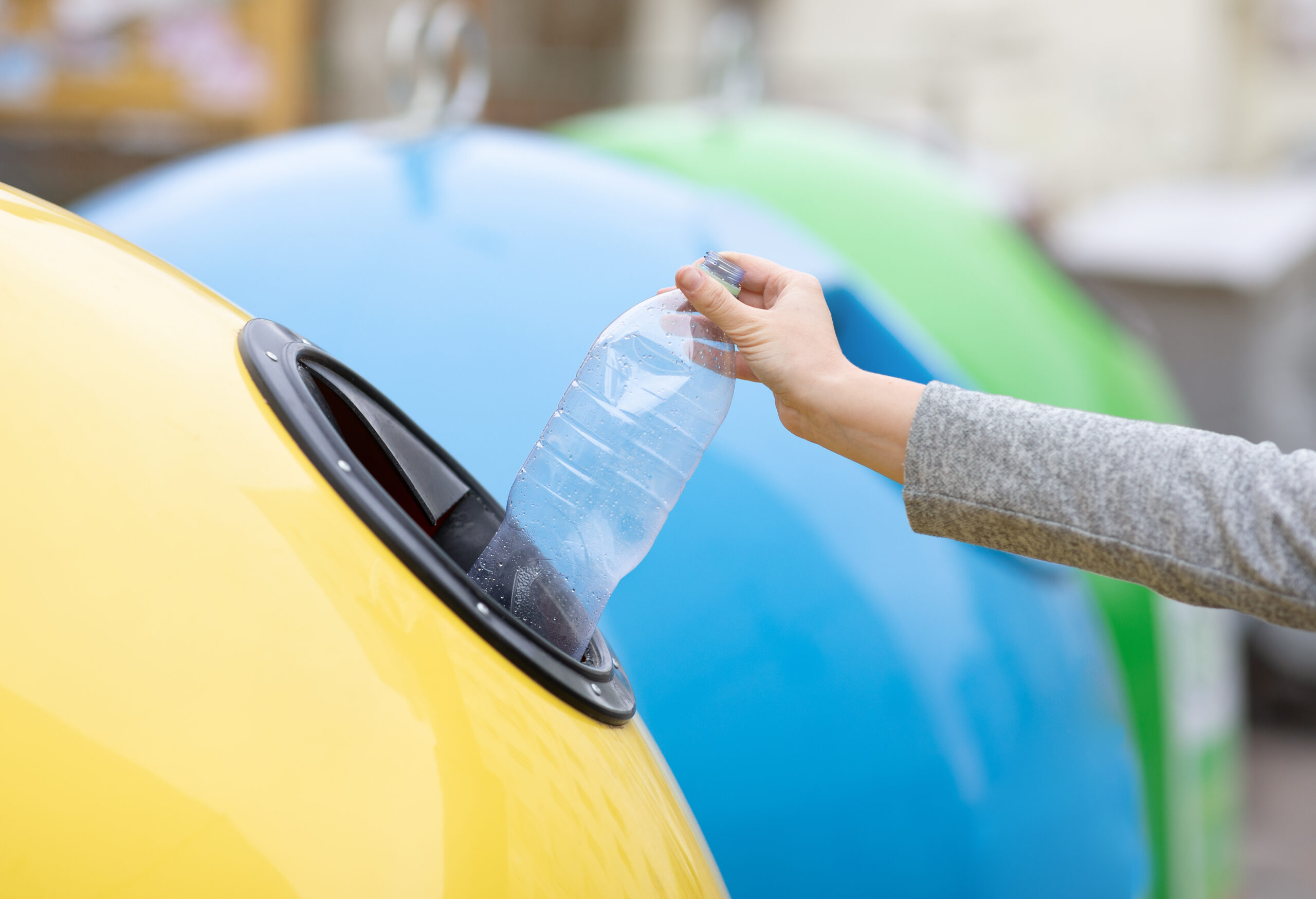 Otrava din apa îmbuteliată. Cât plastic conține o sticlă, de fapt