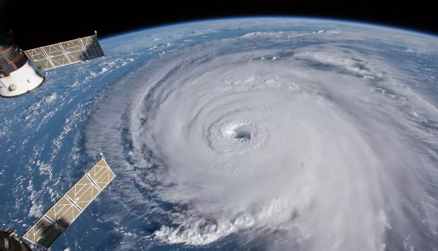 Un miliardar a scris un ghid de combatere a schimbărilor climatice, „Cheaper, Faster, Better”