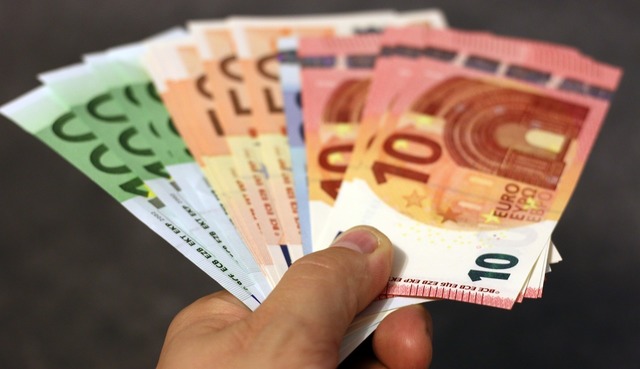 Averea medie a românilor este de aproape 6.000 de euro
