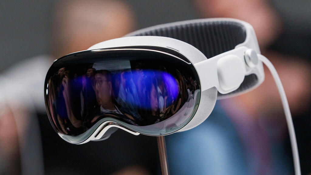 Cel mai nou produs Apple, casca Vision Pro, ar fi trecut de 200.000 de exemplare vândute la precomandă în primele 10 zile