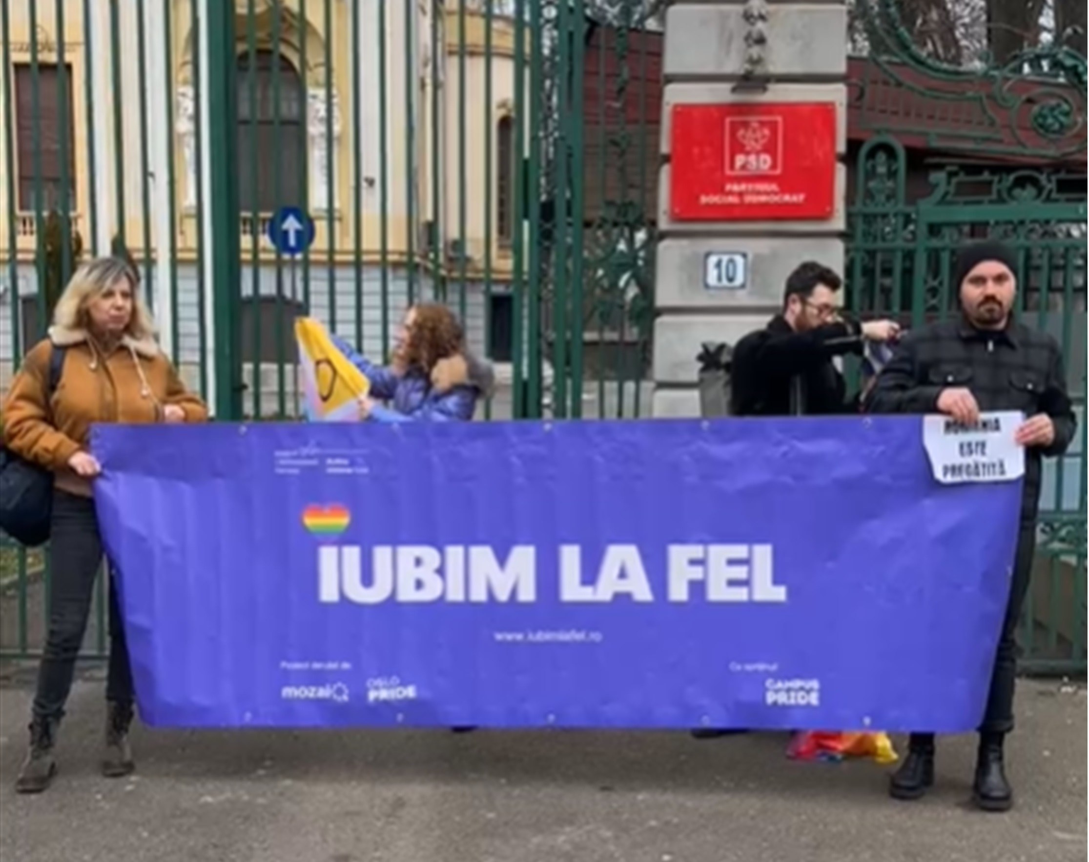 Protest LGBT în fața sediului PSD pentru legalizarea parteneriatului civil