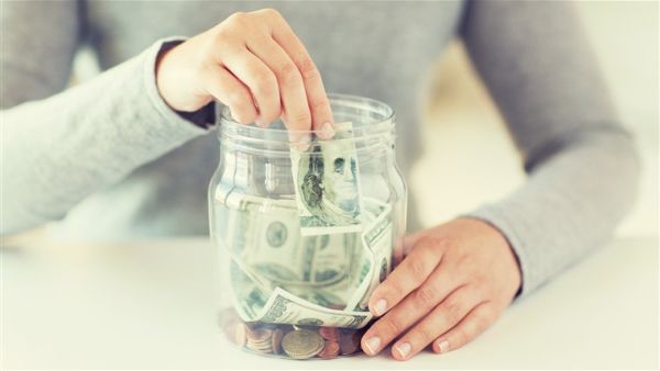 România e în urma altor pieţe la economisire