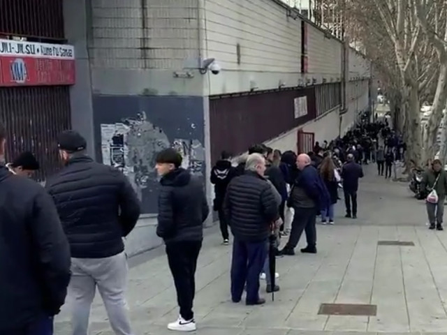 Suporterii, la 4:00 dimineața la coadă pentru bilete la jocul cu Real. Singura echipă care vinde doar la case