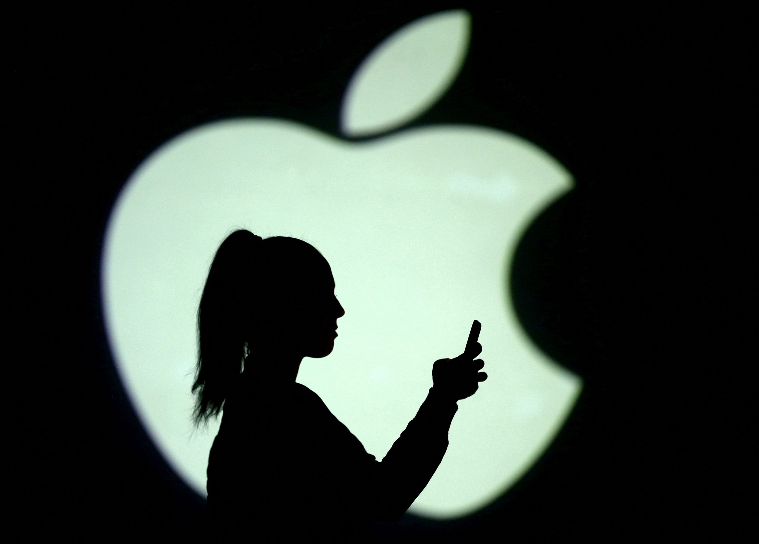 Angajatele Apple sunt „sistematic” plătite mai puțin decât bărbații