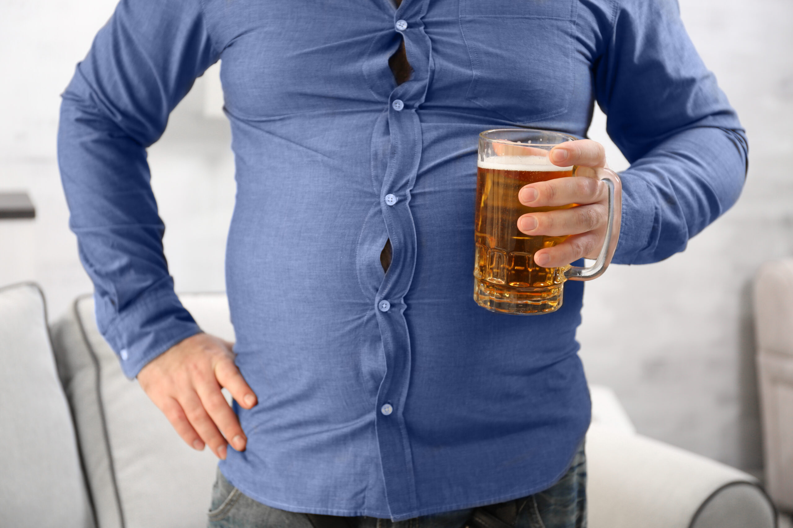 De ce bărbații care consumă alcool fac burtă? Explicațiile unui medic