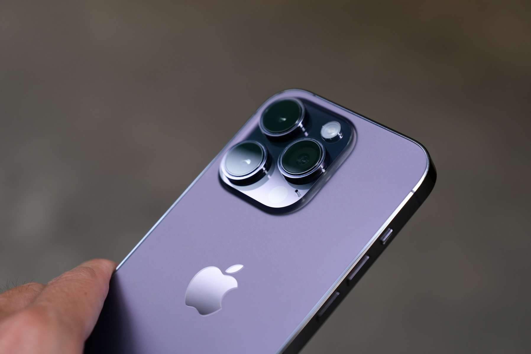 Vânzările de iPhone-uri au scăzut cu 24%