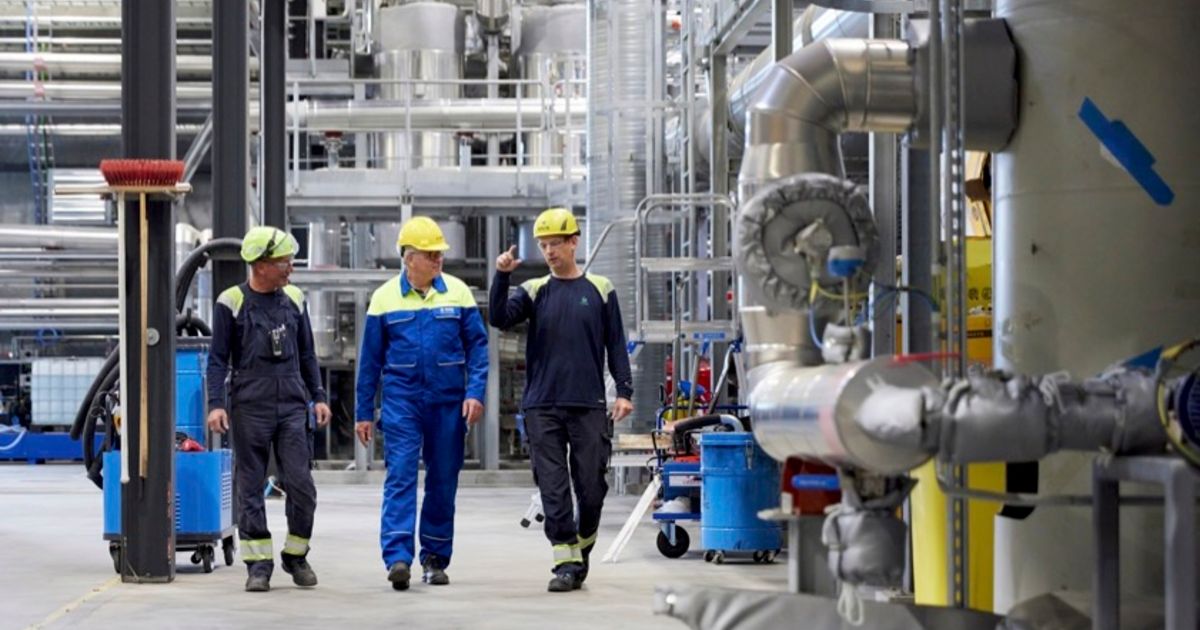 Industria României este în continuare în scădere