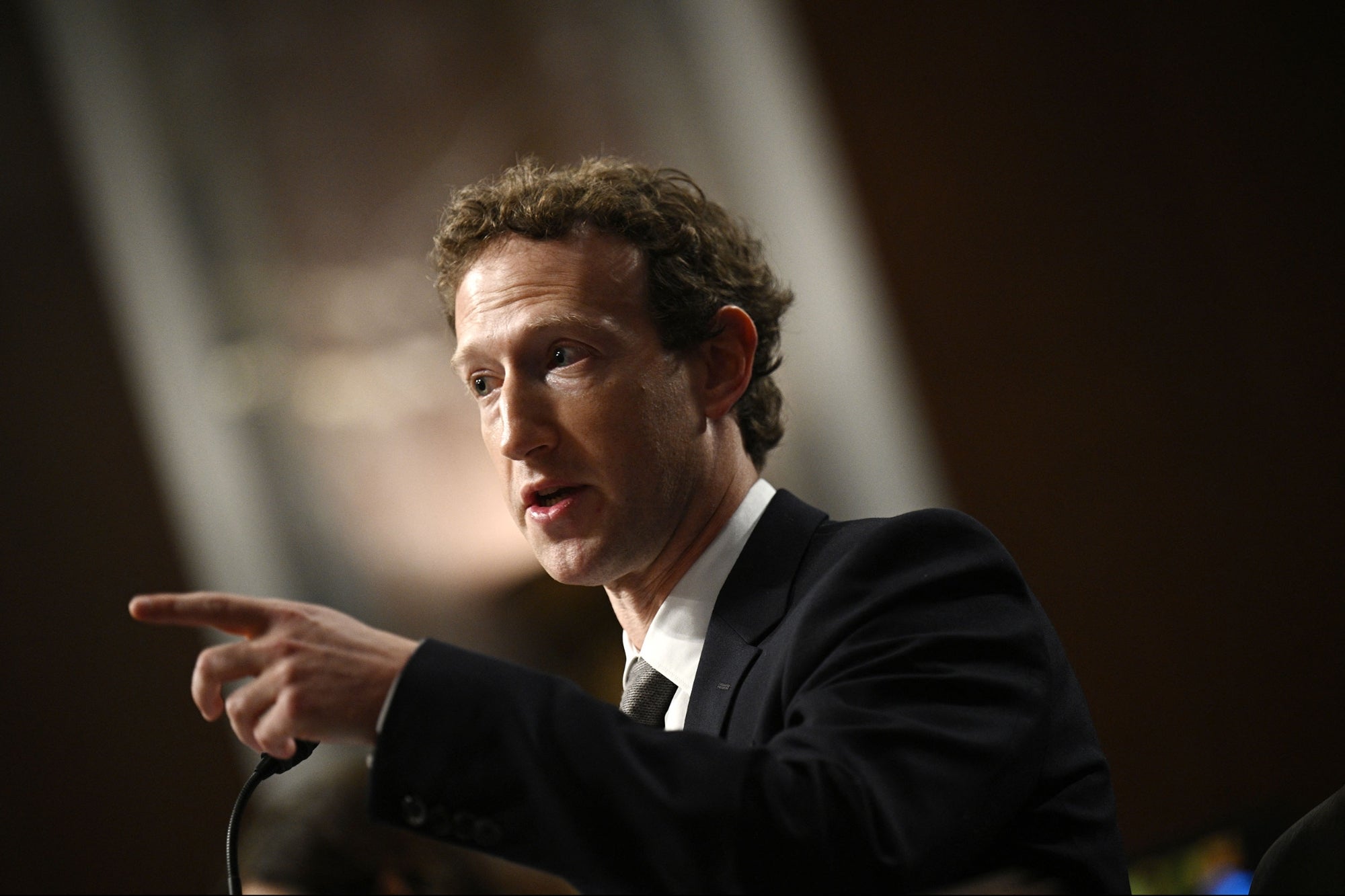 Zuckerberg este acum a treia cea mai bogată persoană din lume