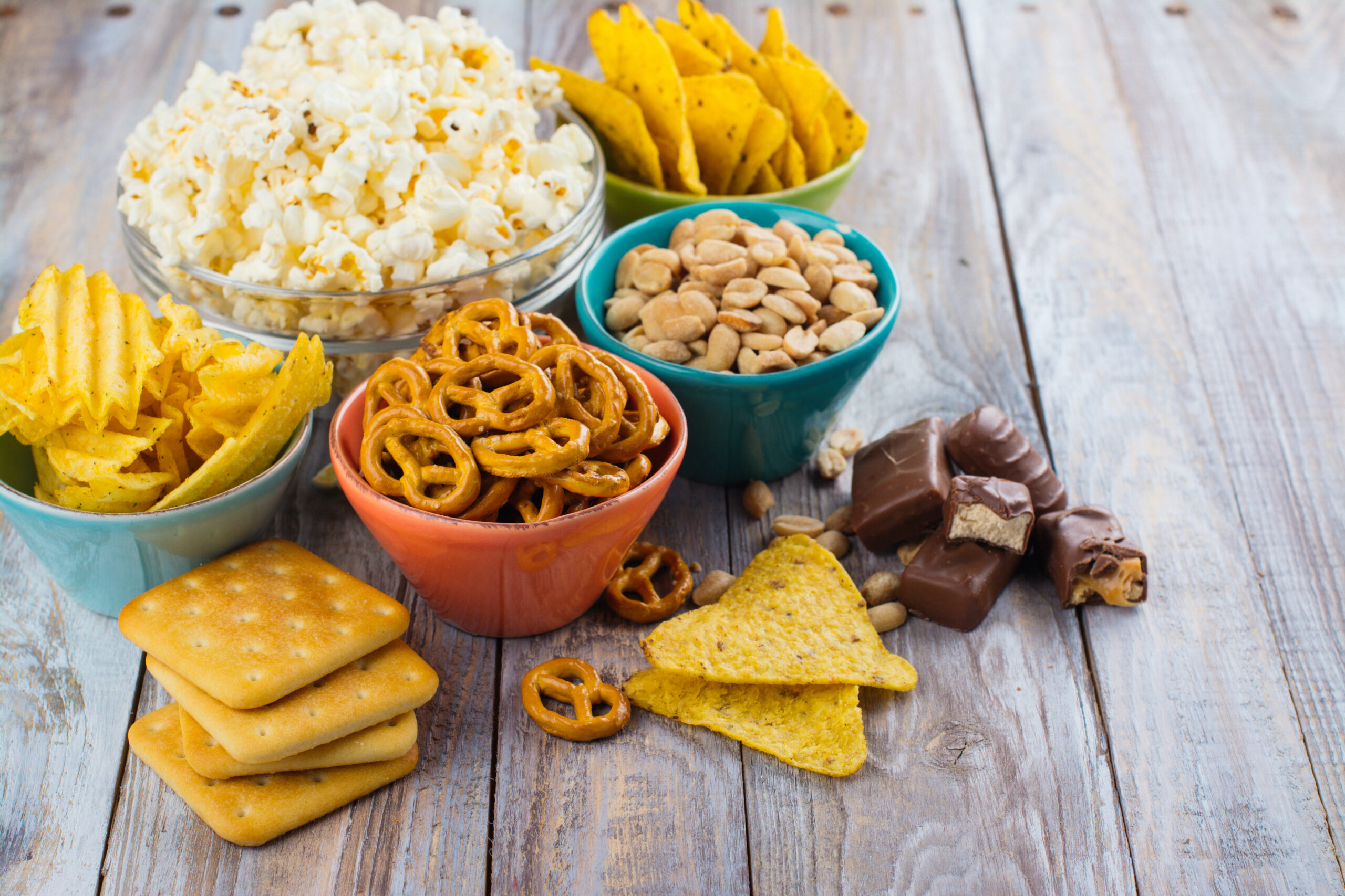 Care sunt cele mai NESĂNĂTOASE gustări. „Alimentele procesate și ultraprocesate stimulează centrul plăcerii din creier exact ca o doză de cocaină”