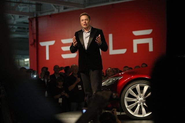 Tesla își reduce forța de muncă