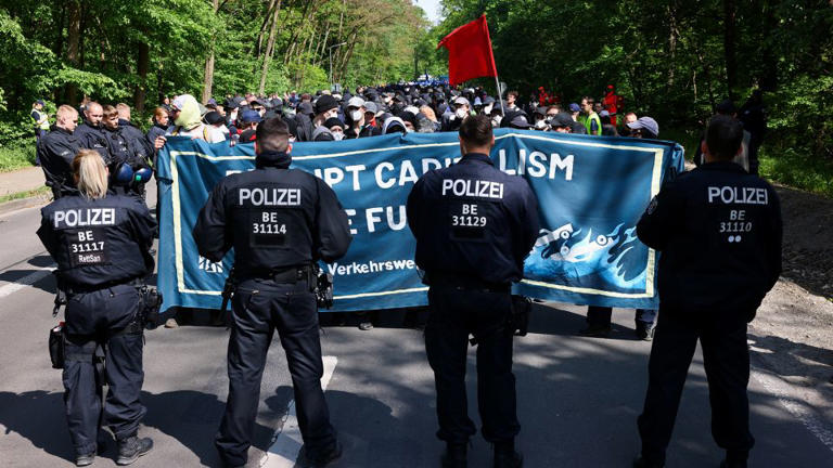 Un protest violent anti-Tesla a avut loc în Germania