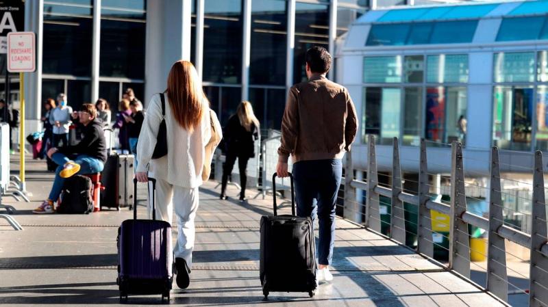 23% dintre tinerii de la noi plănuiesc să se mute în străinătate