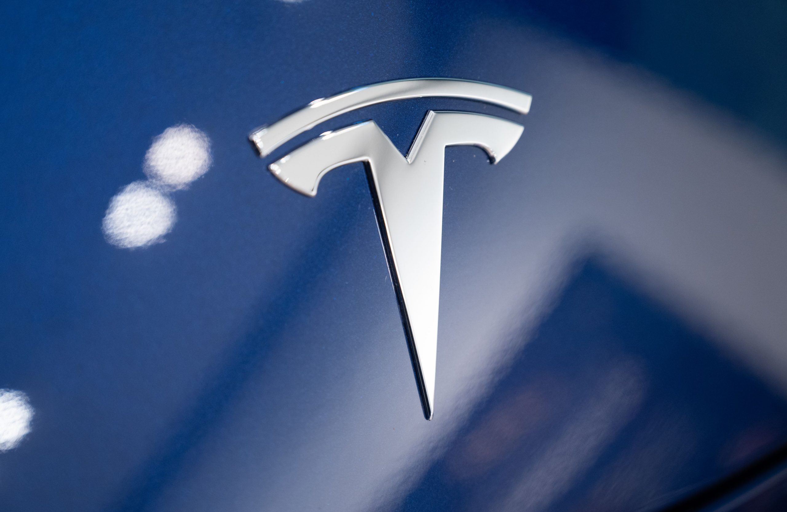 Tesla a redus cu peste 14% numărul angajaților