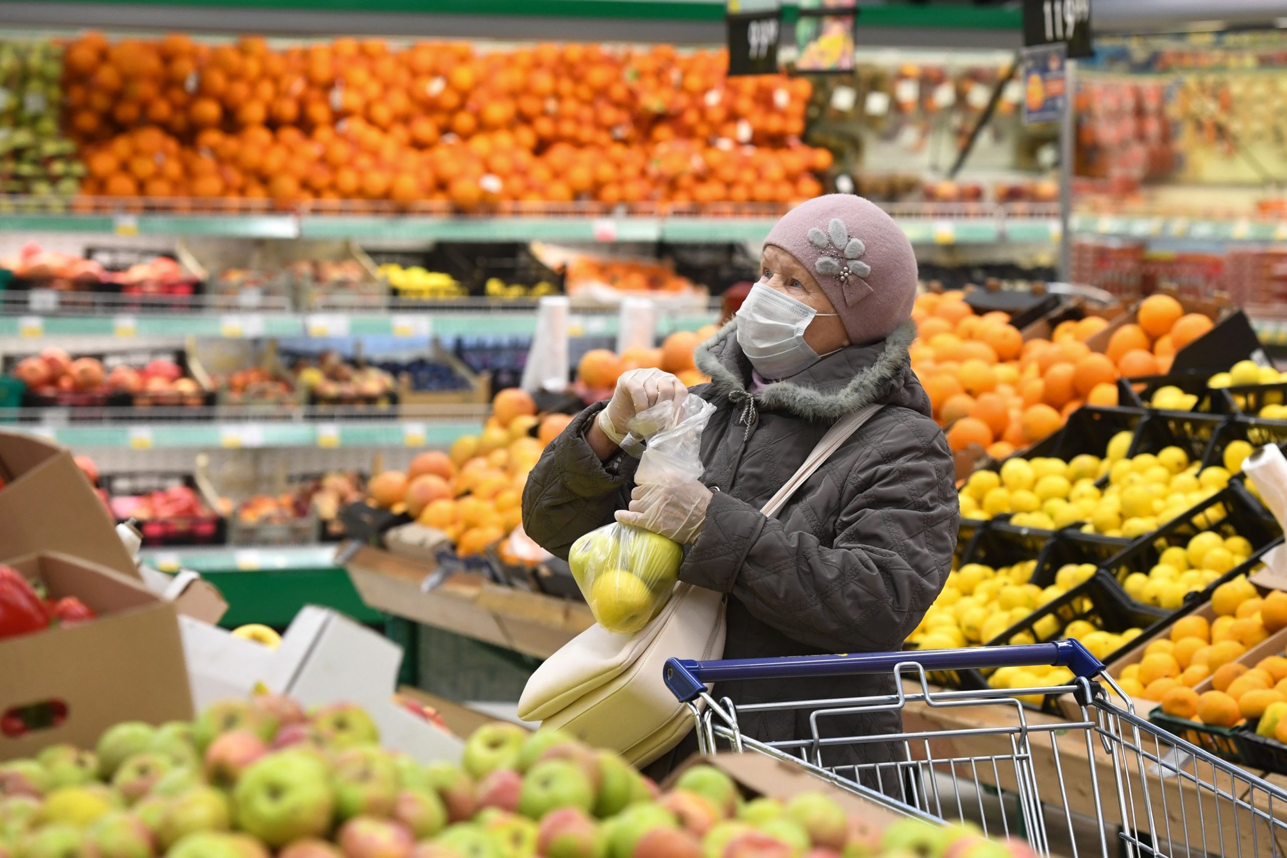 Inflația îi face pe români să cumpere alimente esențiale