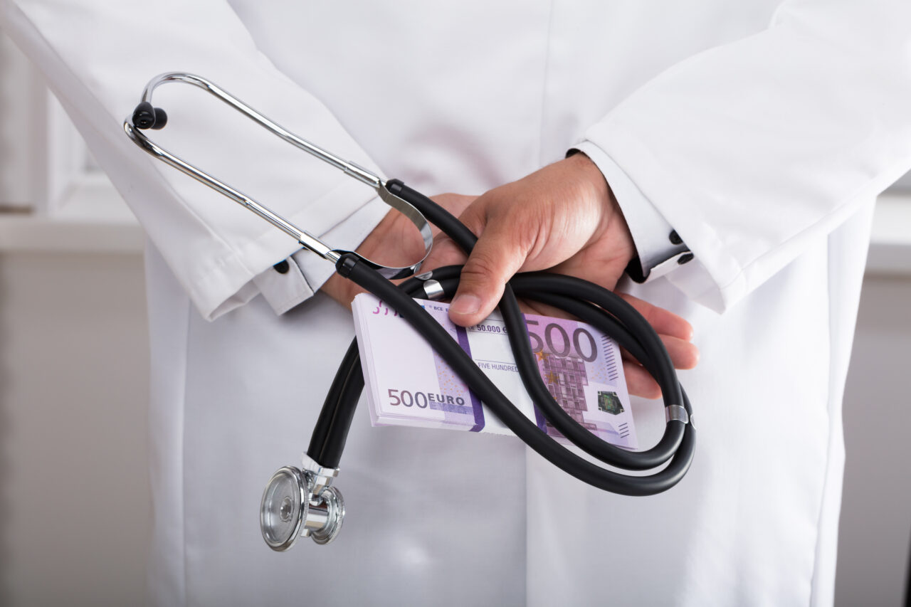 „Sistemul medical, grav afectat de Pile, Cunoştinţe şi Relaţii”