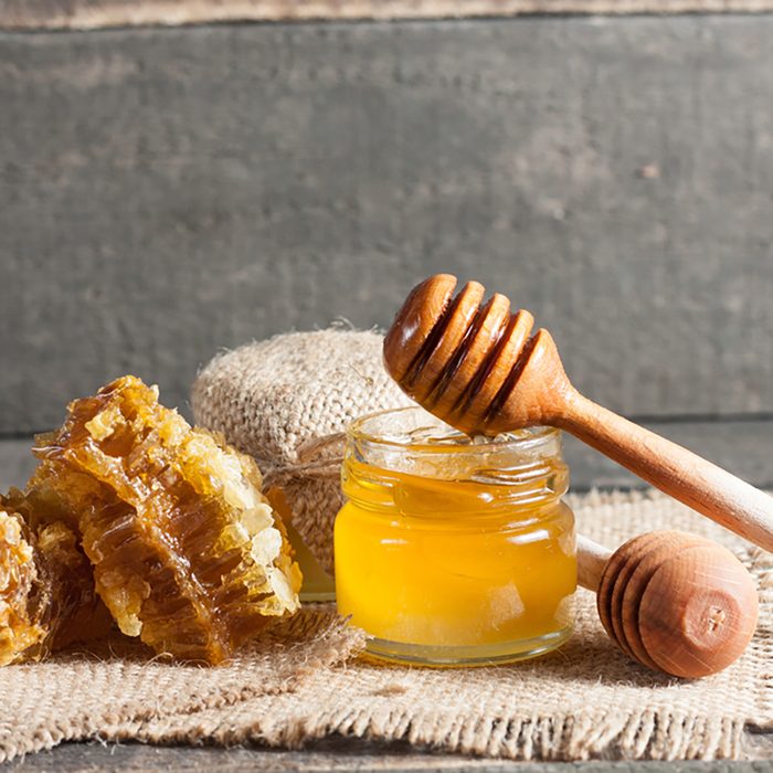 Mierea de albine, consumată zilnic, are beneficii uriașe pentru sănătate. Iată ce s-a descoperit până acum!