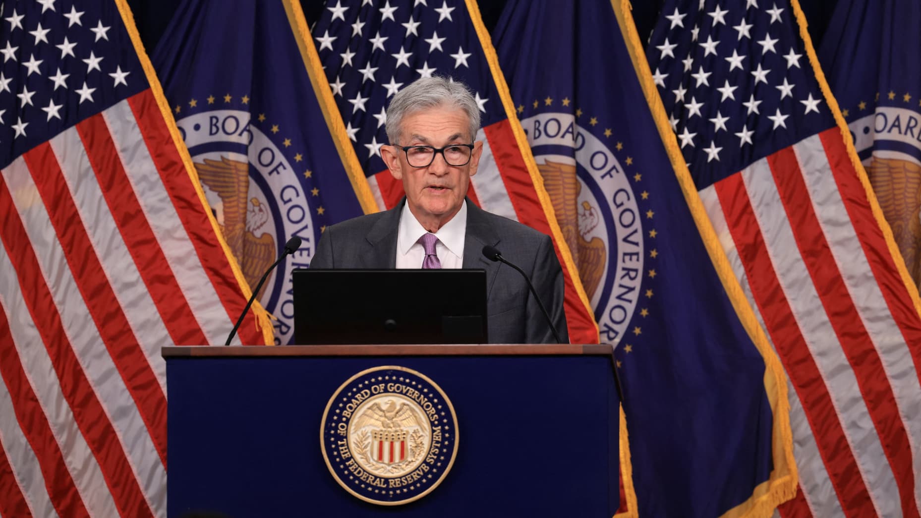Fed reduce masiv dobânzile pentru a sprijini economia și piața muncii în SUA