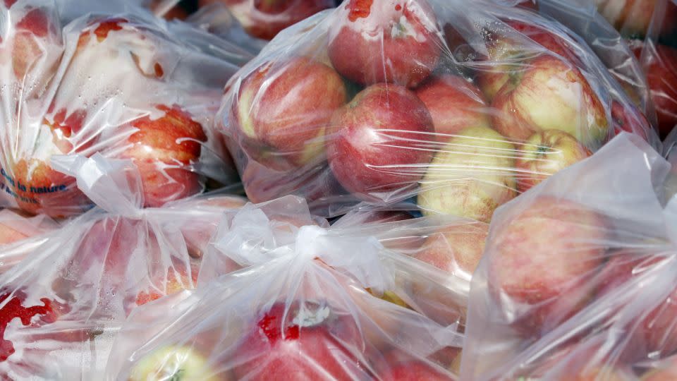 În ambalare, peste 3.000 de substanțe chimice ajung în mâncare