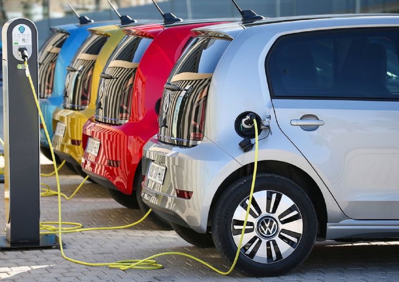 Vânzările de mașini electrice au crescut în septembrie cu 30,5%