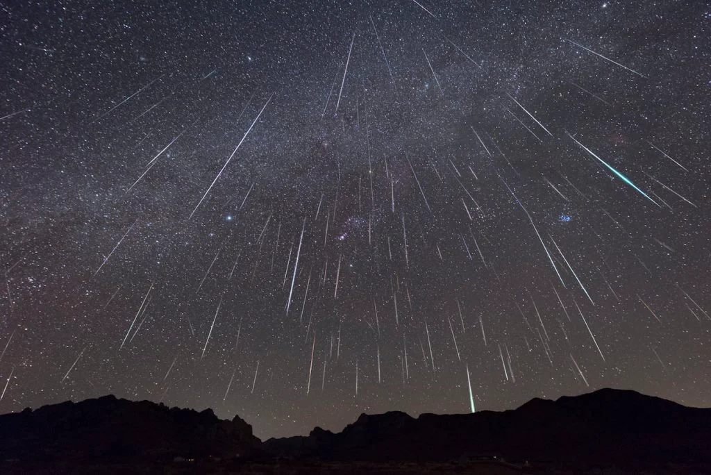 Cometa Atlas și Ploaia de Meteorii Geminide te așteaptă în iarnă