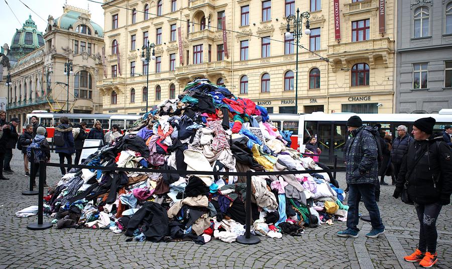 Un morman de patru tone de haine a fost expus în Praga