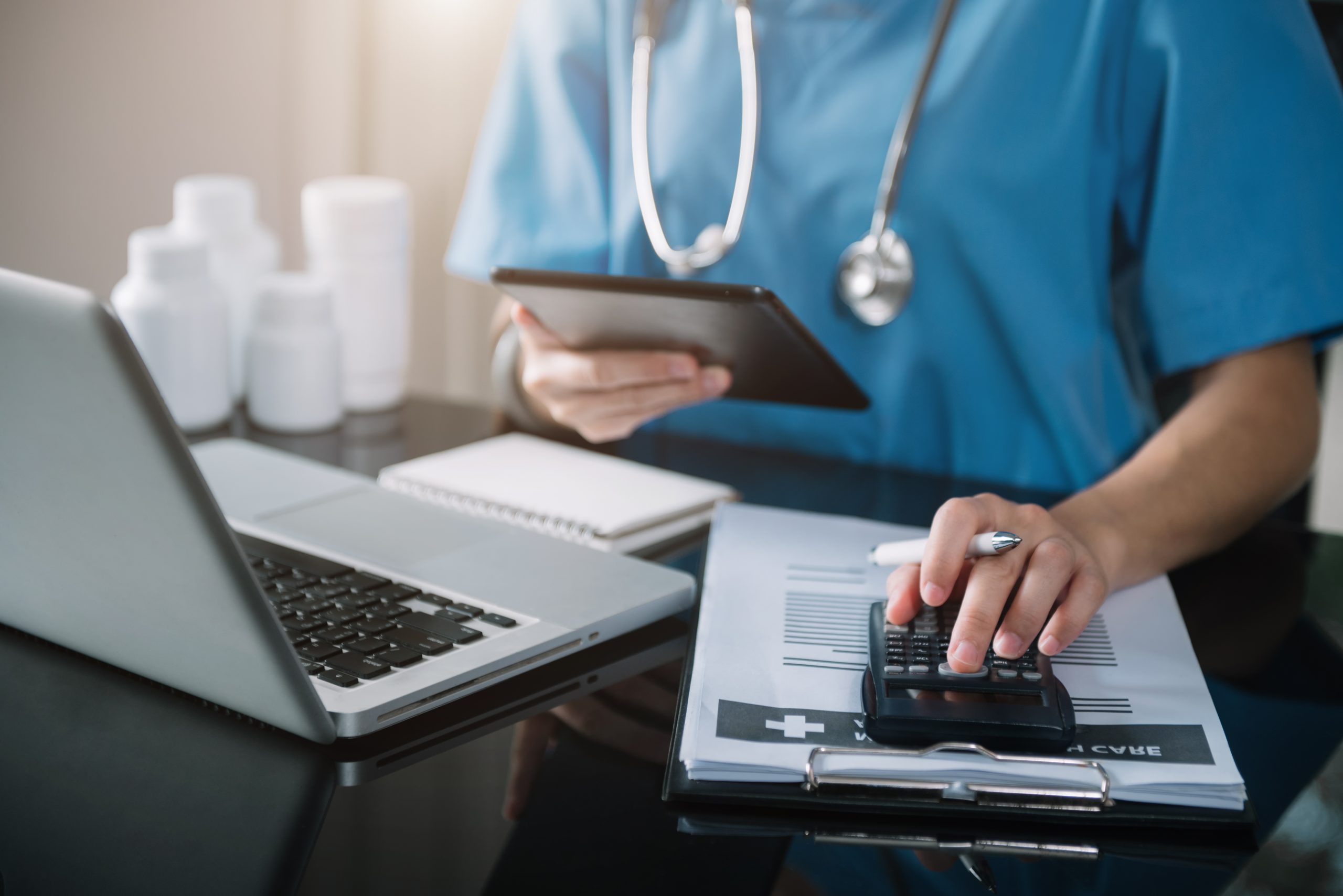 Serviciile medicale decontate de CNAS, blocate la nivelul din 2024. Colegiul Medicilor și specialiștii critică decizia Guvernului