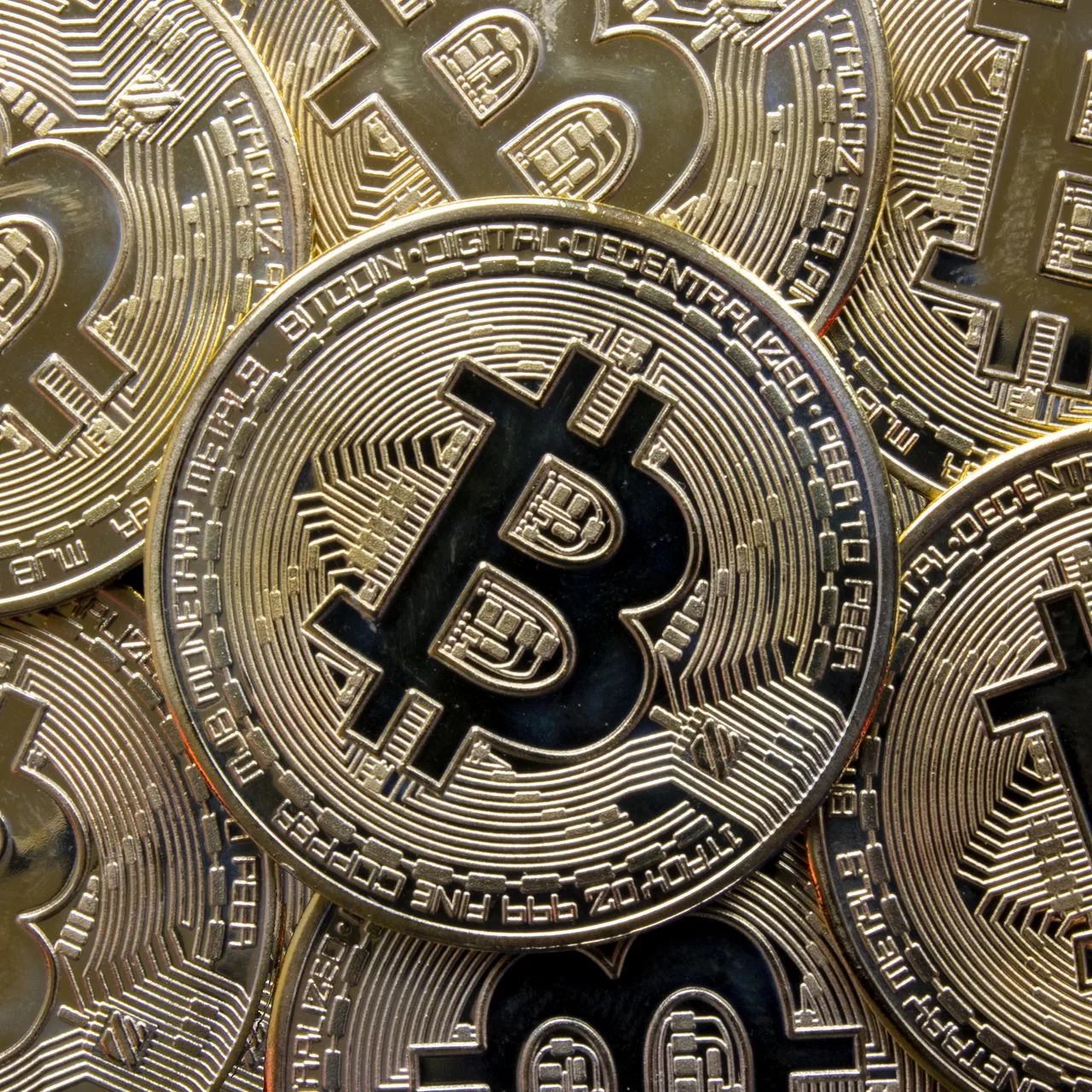 Bitcoin depășește 100.000 de dolari.