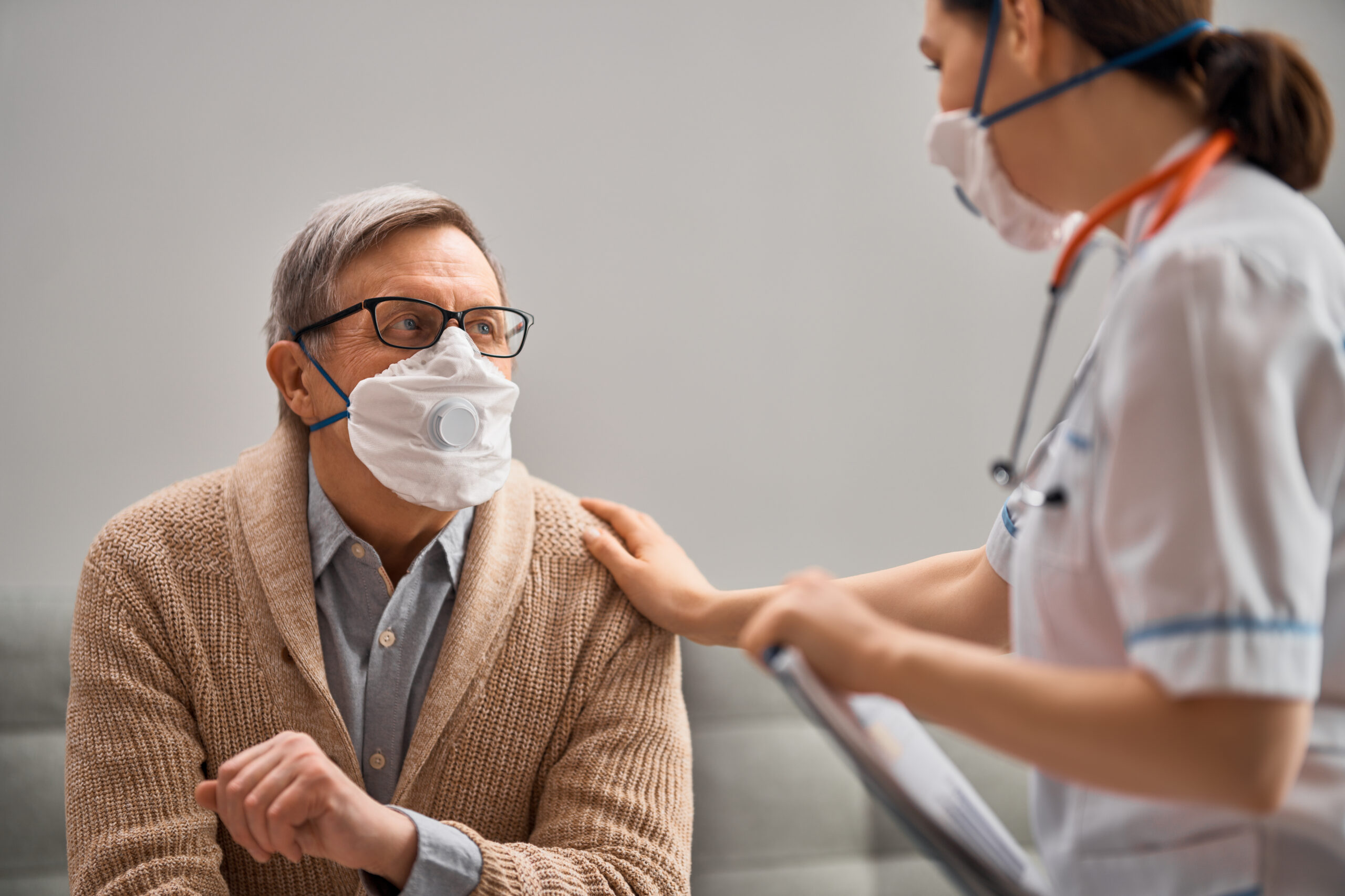 un bărbat de 77 de ani care nu era vaccinat antigripal