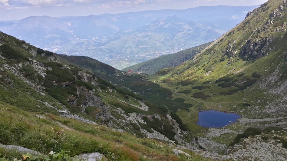 Lacul Iezer-Pietrosu – cum ajungi la el și ce poți face în zonă