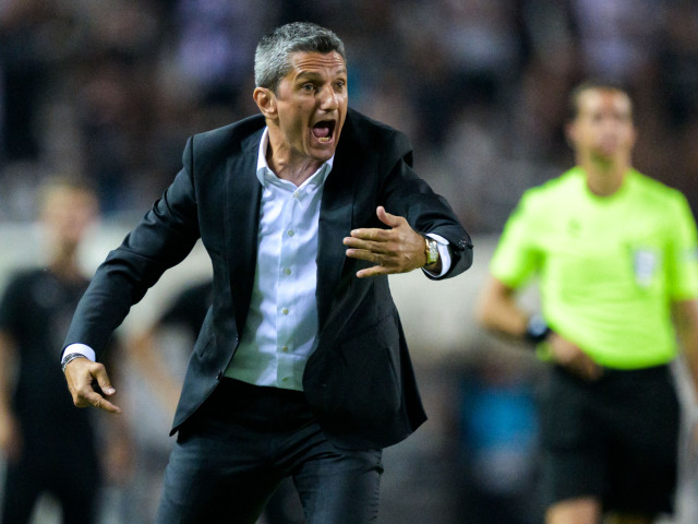 Nebunie în Grecia! Răzvan Lucescu a învins liderul Olympiacos după un autogol și un cartonaș roșu