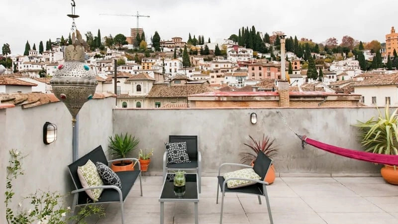 Guvernul spaniol elimină aproape 66.000 de proprietăți Airbnb