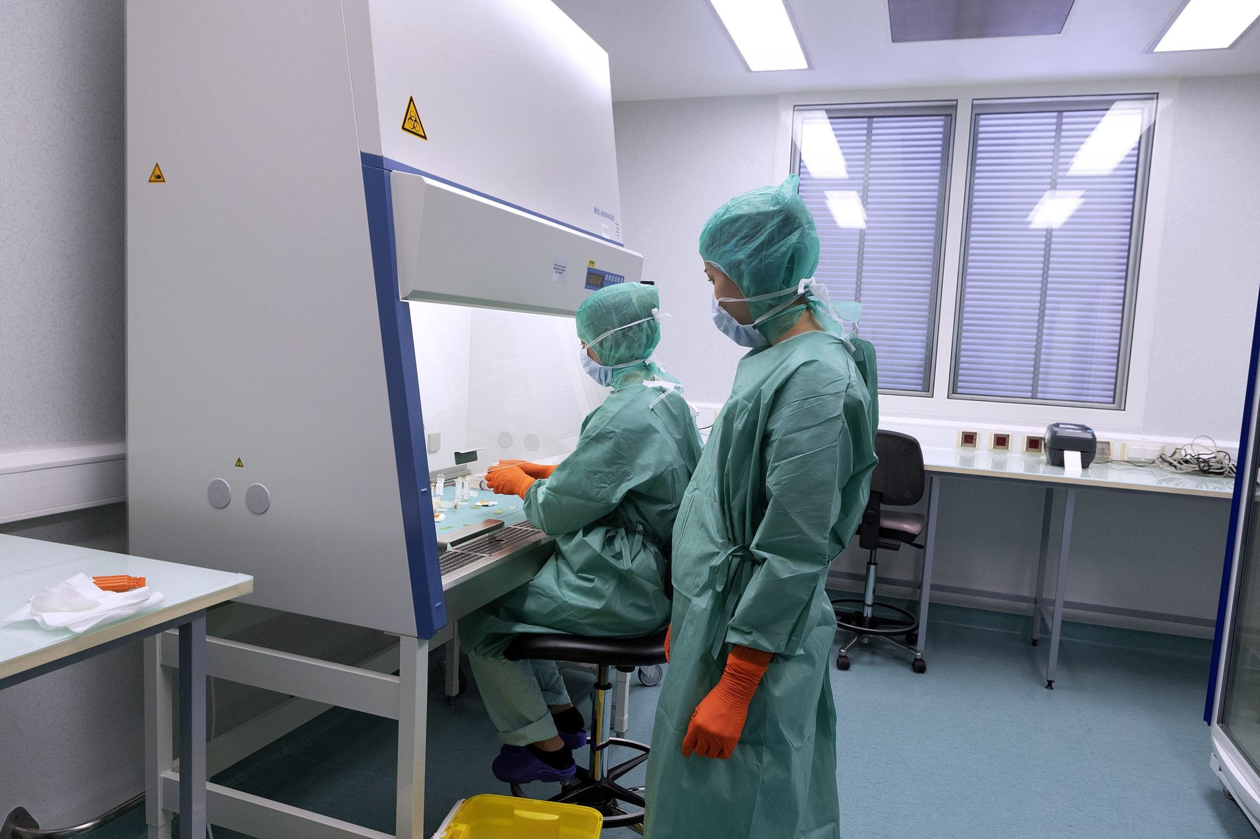 Ne descălțăm sau nu la intrare? 96% dintre pantofi poartă bacterii întâlnite frecvent în materiile fecale