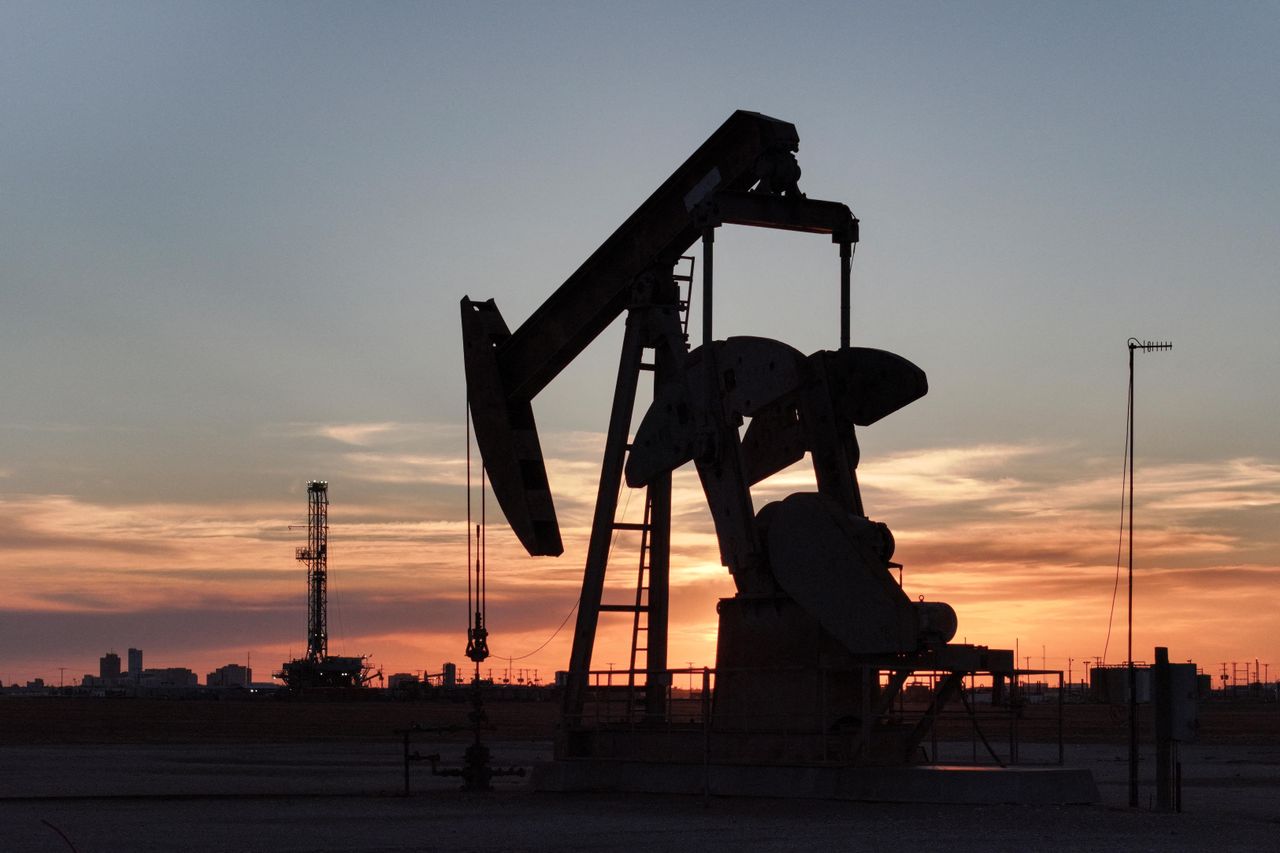 Prețul petrolului crește cu 7% după atacurile dintre Israel și Iran