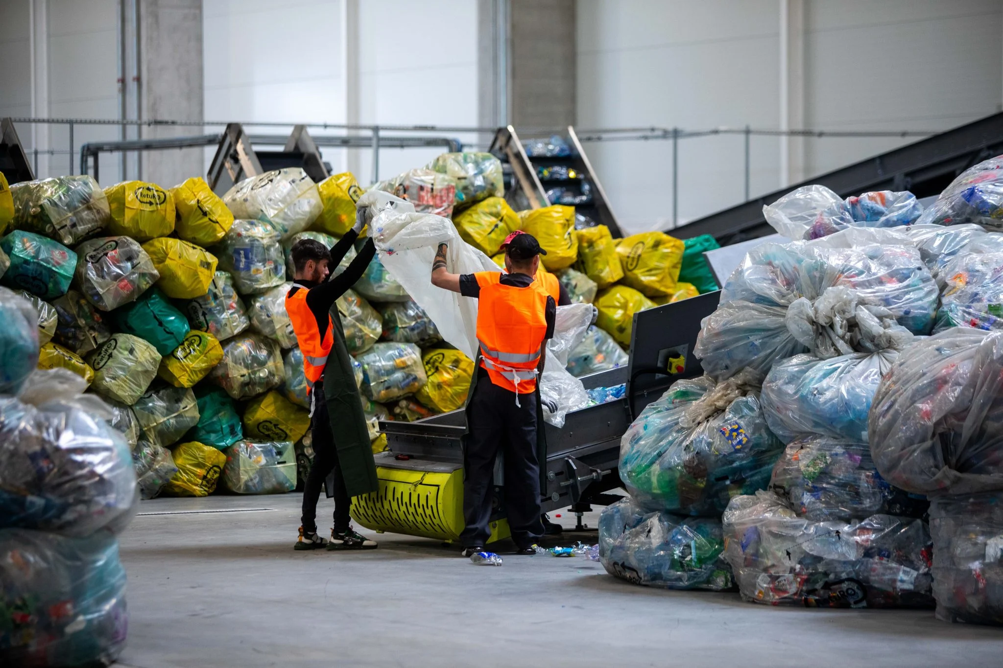 2 tineri lansează prima aplicație care digitalizează reciclarea